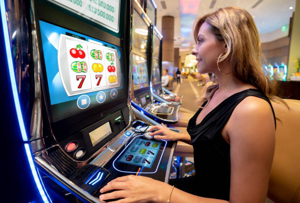 Casino Hold'em mobile interface on mahkotajitu showing dealer and betting area