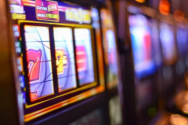 Roulette result history and table status display